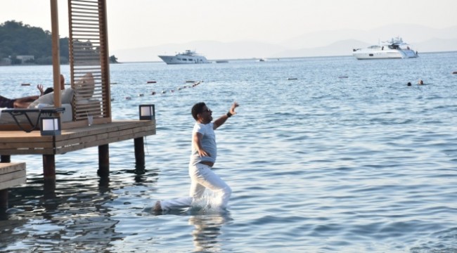 Sahneden inip kendini bir anda denize bıraktı
