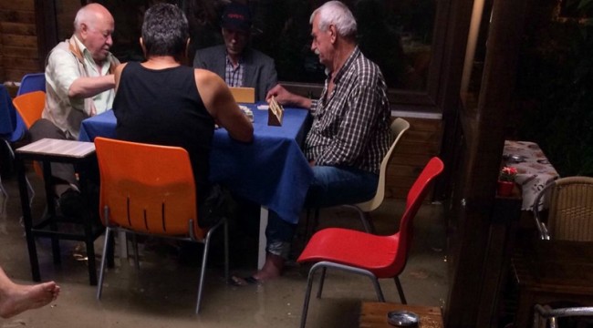 Sel basan kıraathanede hiçbir şey olmamış gibi okey oynamaya devam ettiler