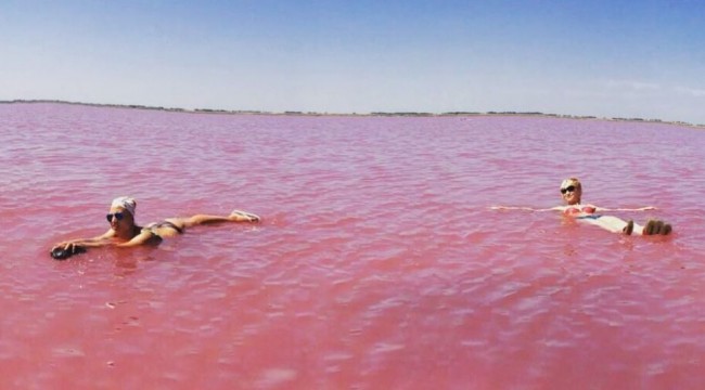 Sibirya’nın güneşli günlerde pembeye dönüşen tuz gölü turistlerin akınına uğruyor
