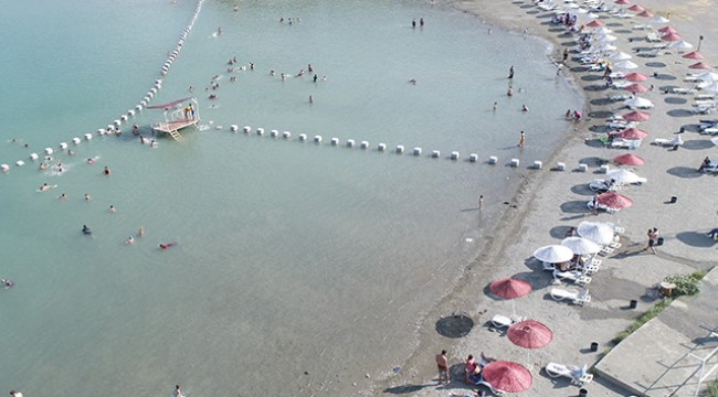 Sıcaktan bunalanlar Hazar Gölü'nde serinliyor