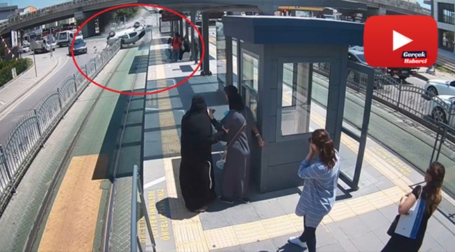 Tramvay yolunda hız yapan otomobil yolcu dolu durağa saplandı