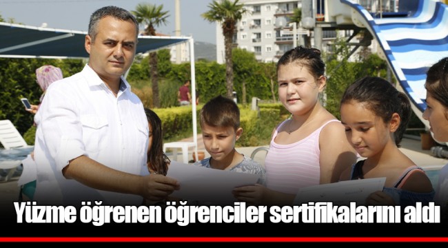 Yüzme öğrenen öğrenciler sertifikalarını aldı