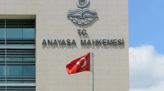 AYM'den evli erkekle ilişkisi nedeniyle memurluktan atılan kadın için 'ihlal' kararı