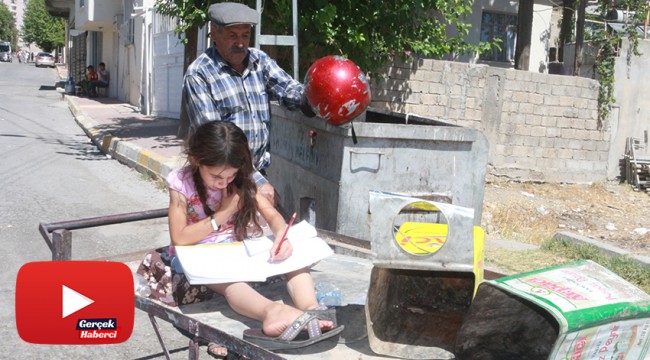 Babasının çöpten topladığı kitapları okuyor