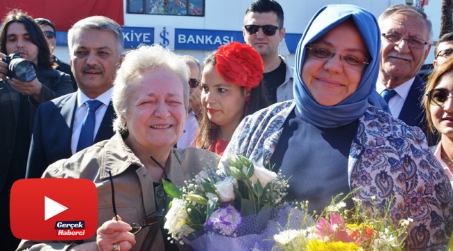 Bakan Selçuk, yıllar sonra karşılaştığı lise öğretmeniyle duygulu anlar yaşadı