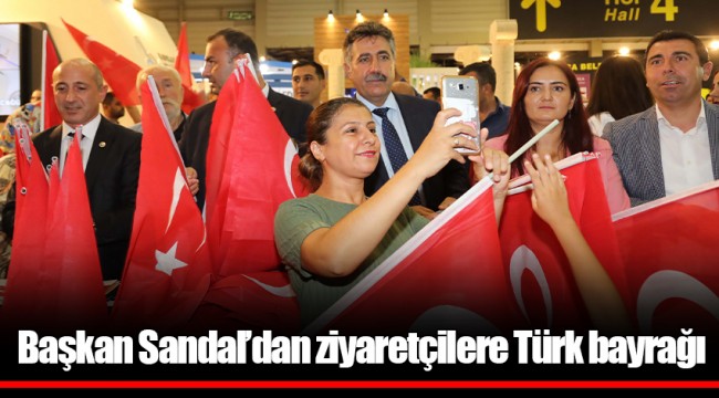 Başkan Sandal’dan ziyaretçilere Türk bayrağı