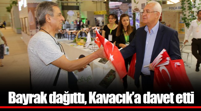 Bayrak dağıttı, Kavacık’a davet etti