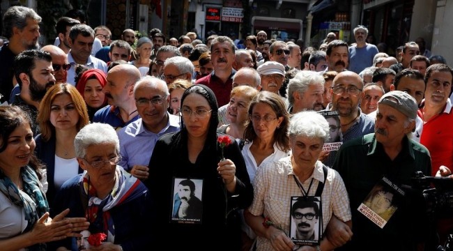 Cumartesi Anneleri'nden HDP il binası önünde eylem yapan annelere: Oturmanız gereken yer bu ülkeyi yönetenlerin kapısıdır