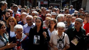 Cumartesi Anneleri'nden HDP il binası önünde eylem yapan annelere: Oturmanız gereken yer bu ülkeyi yönetenlerin kapısıdır