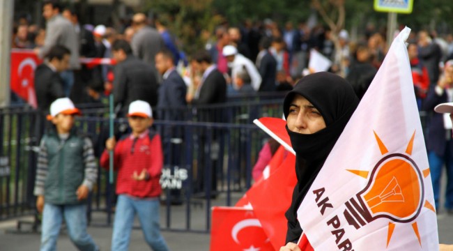 Diyarbakır’da AK Parti önünde oturma eylemine valilik yasağı: Anayasal suçtur