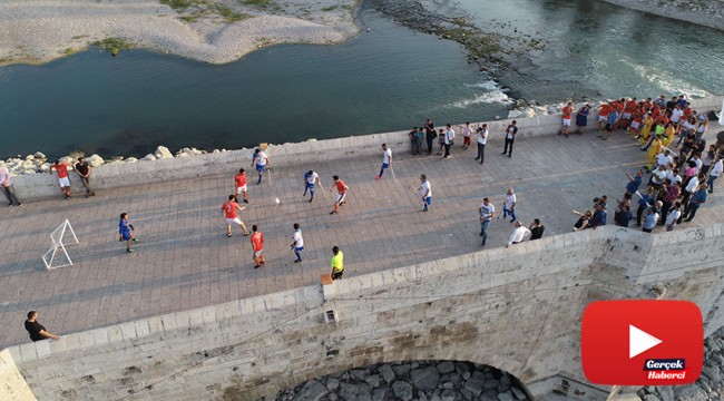Dünyanın en eski köprüsünün üzerinde futbol heyecanı