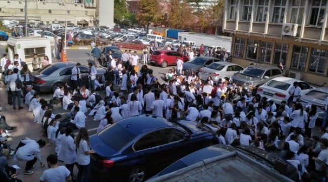 Duvarlarında çatlak oluşan İÜ Diş Hekimliği Fakültesinde öğrenciler eylemde