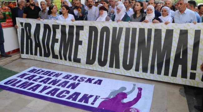 HDP Diyarbakır İl Eş Başkanı Zeyat Ceylan: 50 kişilik bir grup polisin gözetiminde parti binamıza saldırdı