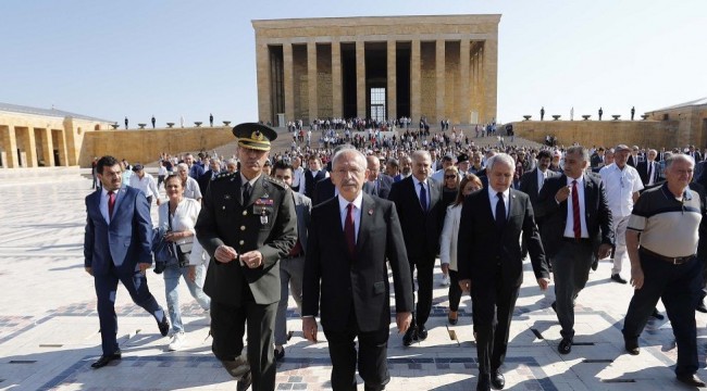 Kılıçdaroğlu, partisinin 96. kuruluş yıl dönümü dolayısıyla Anıtkabir'de: 100. yılda karşınıza Cumhuriyetimizi demokrasiyle taçlandırmış kadrolar olarak çıkacağız
