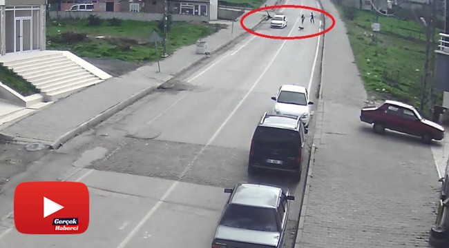 Köpeğin kovaladığı küçük çocuğu otomobil kaldırıma savurdu