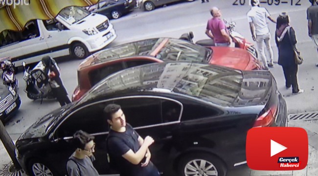 Motosikletin savrulup park halindeki araca çarpması güvenlik kamerasında