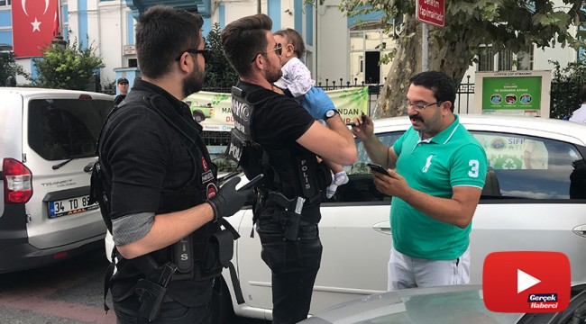 Polis ehliyeti olmayan sürücünün yerine geçip bebeği hastaneye yetiştirdi