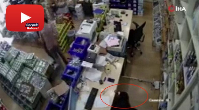 Raflardan düşen tabakalardan masanın altına sığınarak kurtuldu