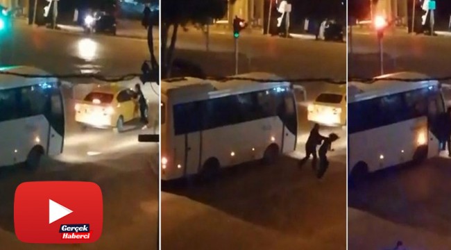 Taksisinin aynasını kıran kadını tekme tokat dövdü