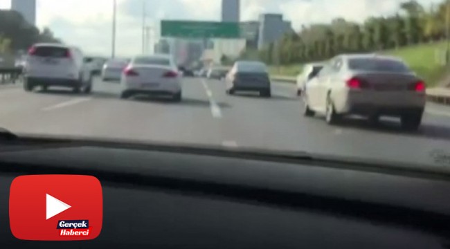 TEM Otoyolu’nda lüks otomobillerin “makas” yarışı kamerada