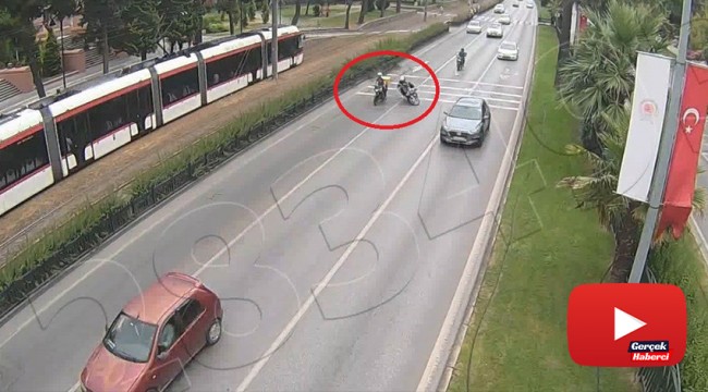 Trafikte sohbet ve kaza anı kamerada