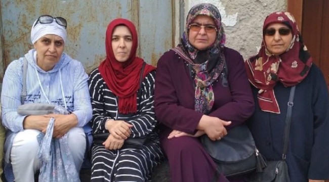 Tutuklu askeri öğrenci anneleri AK Parti önünde oturma eylemi başlattı: Biz de anneyiz