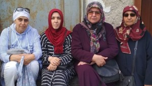 Tutuklu askeri öğrenci anneleri AK Parti önünde oturma eylemi başlattı: Biz de anneyiz