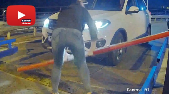 Ücretli olduğunu sandıkları otoparkın bariyerini kırdılar