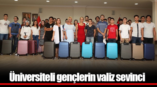 Üniversiteli gençlerin valiz sevinci