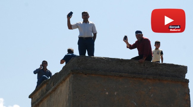 Yakınları ile iletişim kurmak için tepeye çıkıyorlar