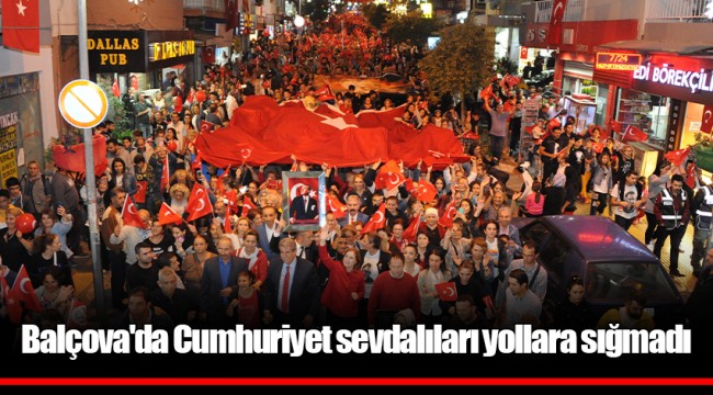 Balçova'da Cumhuriyet sevdalıları yollara sığmadı