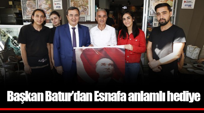 Başkan Batur’dan Esnafa anlamlı hediye