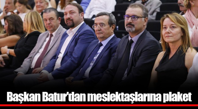 Başkan Batur'dan meslektaşlarına plaket