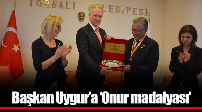 Başkan Uygur’a ‘Onur madalyası’