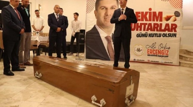 Başkandan muhtarlara tabut hediyesi: 'Ölüsüne de dirisine de sahip çıkan bir belediyecilik anlayışı içindeyiz'