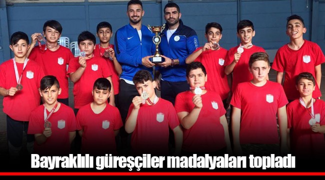 Bayraklılı güreşçiler madalyaları topladı