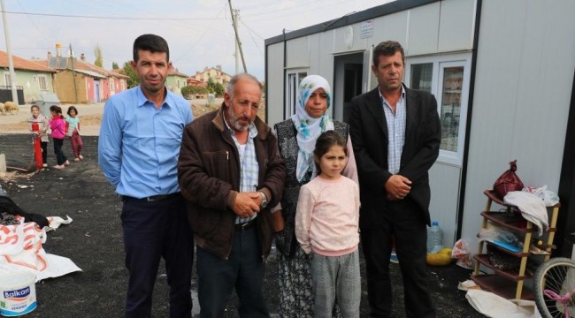 Bir ayda yaşadıkları 3 ev, köy odası yandı, şimdi elbiseleri kendi kendine alev alıyor