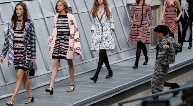 Chanel defilesine 'kaynak yaptı', görevlileri peşinden koşturdu