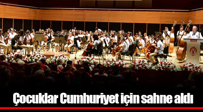 Çocuklar Cumhuriyet için sahne aldı