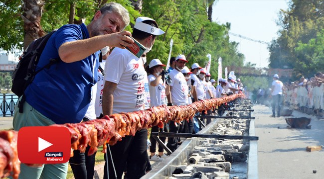 Dünya ‘şişte et pişirme' rekoru 233 metrelik et şişle Adana'nın oldu