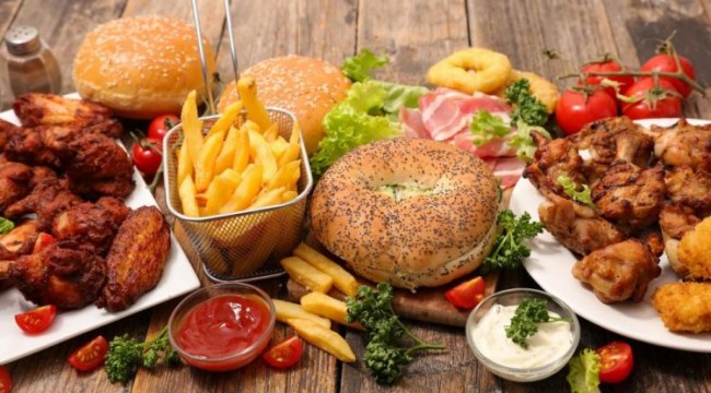 Fast food tarzı yiyecekler cilde zarar veriyor