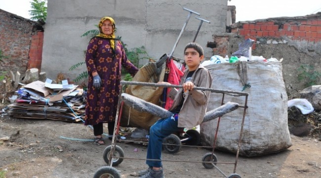 Felçli çocuk inşaat demirleriyle hayata tutundu