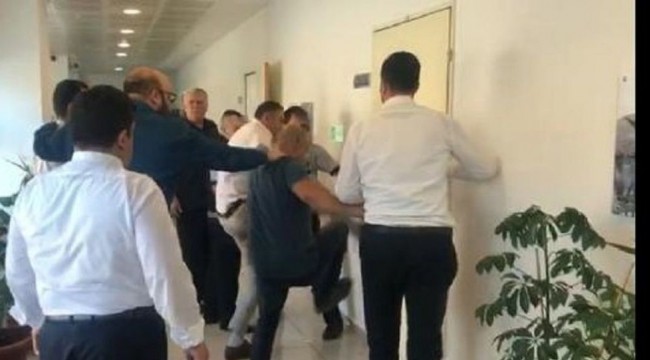 Gemlik'te hareketli dakikalar: Belediye başkanı, kapıyı kırarak rehin alınan yardımcısını kurtardı