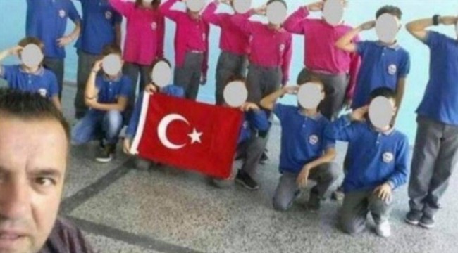 Harekata destek için öğrencilere asker selamı verdiren öğretmene soruşturma