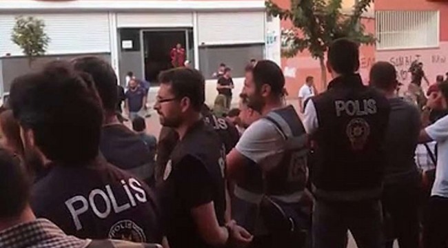 HDP önündeki aileler, 'Barış Pınarı Harekâtı'nın başlamasıyla “Uçaklar kalkıyor, çocuklarımız ölecek” diyerek parti binasını hedef aldı