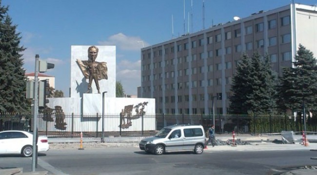 Jandarma, Atatürk portresini yeniden koydu