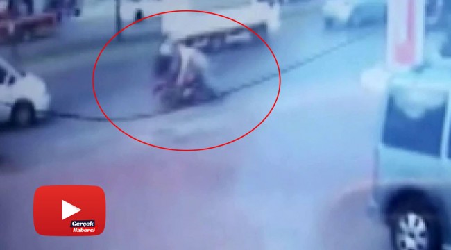 Motosiklet önce otomobile, ardından kaldırımdaki yayaya çarptı