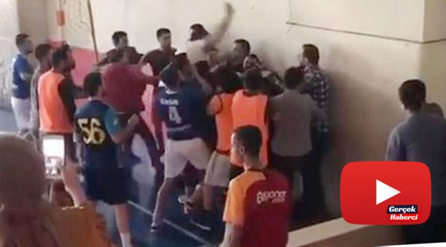 Öğretmenlerin kavgasını öğrenciler ayırdı