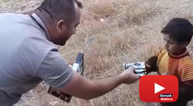 Polis, aracı durduran Suriyeli çocuğa çikolata verdi