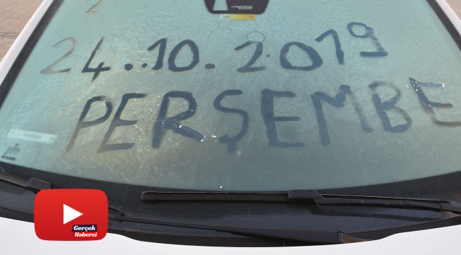 Sarıkamış’ta soğuktan araçların camları dondu